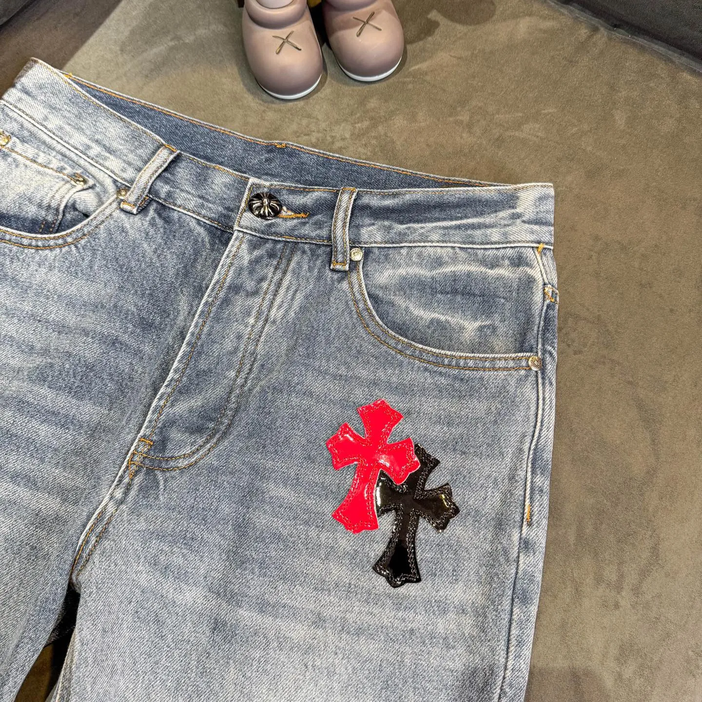 P280 Chrome Hearts blue denim with red black panther pattern multi-leather jeans. CH jeans need to be washed and then disassembled and hand-stitched with sheepskin cross leather and then spliced ​​to complete. The whole piece has too many craftsmanship to explain. The patchwork cross pattern is embellished, and the high-waisted washed jeans! ! Absolutely high-end luxury products, god-level single products and super popular products, made with top heavy industry, a must-see magic weapon. Customized hardware. The fabric is thick and soft after washing. It has good breathability. Customized small leather label. Unique design. The details are simple and elegant, and the workmanship is exquisite. The entire trousers are neatly routed and the details are in place! It’s so cool that both men and women can easily control the genderless trend! Color: Blue Size: 28 30 32 34 36